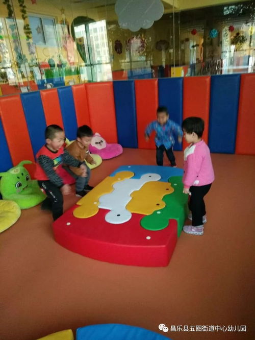 五图街道中心幼儿园小班组 在爬行中寻找快乐
