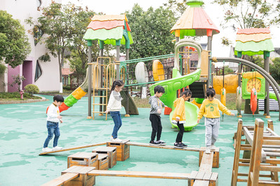 幼儿园户外儿童过独木桥图片素材_免费下载_jpg图片格式_VRF高清图片 .