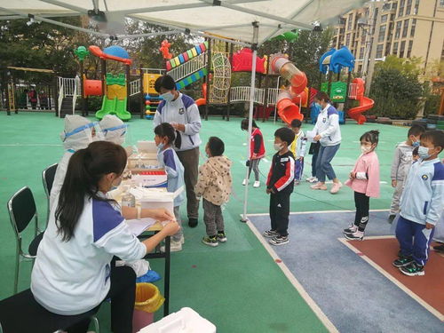 图集 我院医护人员全力以赴投入一线检测工作
